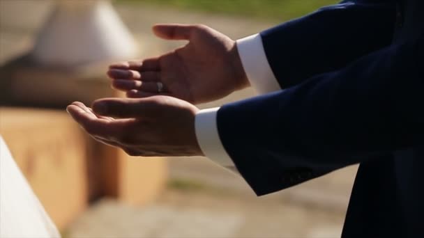 Couple holding hands — Stock Video