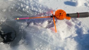 Kış olta ve buz üstünde balık