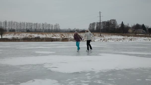 Jeune fille patiner sur le lac gelé — Video