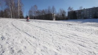 Tepeden aşağı sledging Yong kız