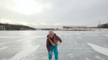 Genç kız buz donmuş gölde buz pateni