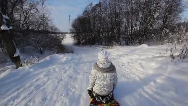 Yong Dziewczyna jazda na sankach w dół wzgórza — Wideo stockowe