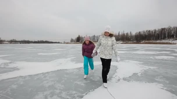 Сімейне катання на ковзанах на замерзлому озері — стокове відео