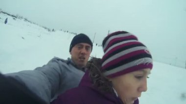 Tepeden aşağı sledging ile daughte ile Baba