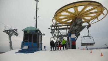 Sandalye teleferik kayakçı ile