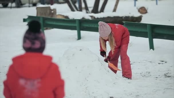 Niño juega con la nieve — Vídeos de Stock