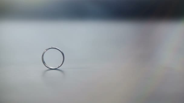 Два обручальных кольца. — стоковое видео
