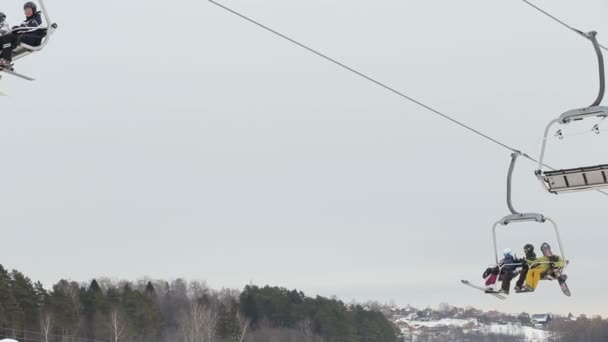 Sandalye teleferik kayakçı ile — Stok video