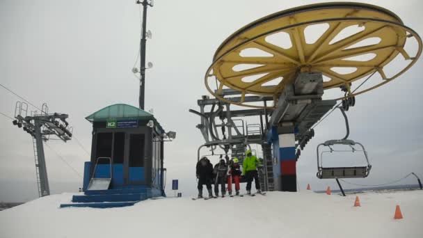 Télésiège de ski avec skieurs — Video