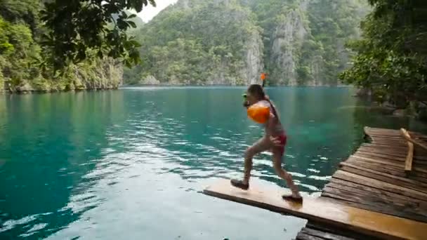 Meisje springen in het meer. — Stockvideo