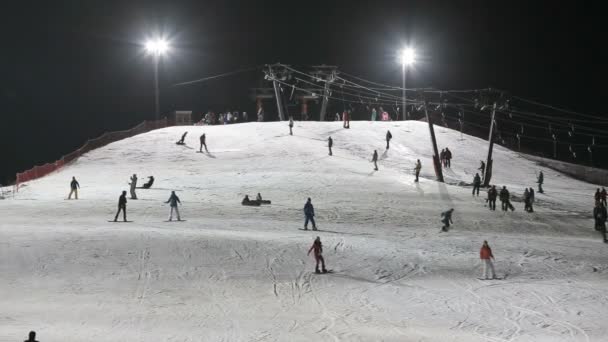 Skid- och snowboardåkare skidåkning slalom — Stockvideo