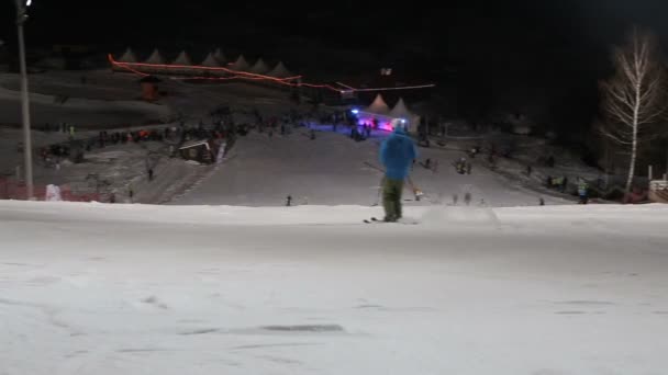 Esquiadores e snowboarders esqui downhill — Vídeo de Stock