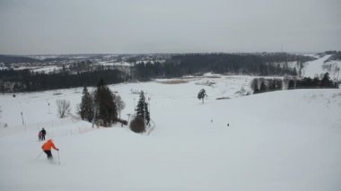 Kayakçı ve yokuş aşağı Kayak Snowboard