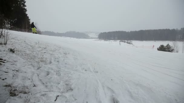 Lyžaři a snowboardisté, sjezdové lyžování — Stock video