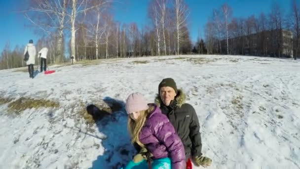 Père et fille traînant en bas de la colline — Video