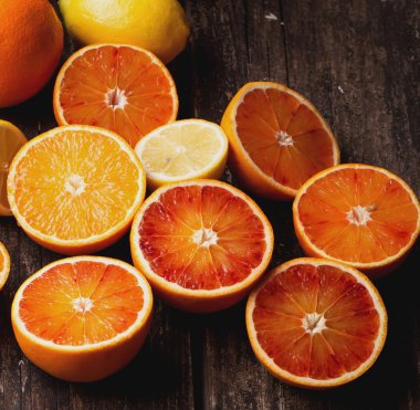 Rustik arka plan üzerinde kanlı portakal