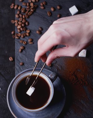 Kahve kayrak bir tahta üzerinde