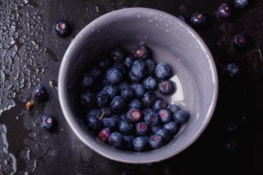 Yaban mersini, karanlık rustik tarzı