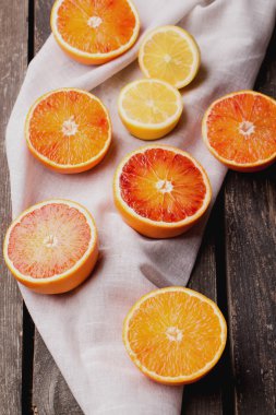 Rustik arka plan üzerinde kanlı portakal