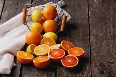 Rustik arka plan üzerinde kanlı portakal