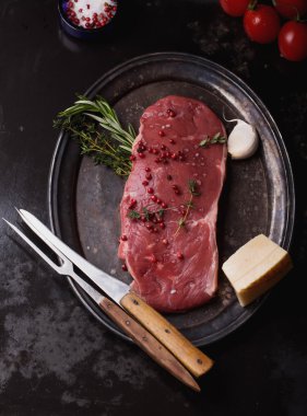 Siyah arka plan üzerine ham striploin sığır eti biftek