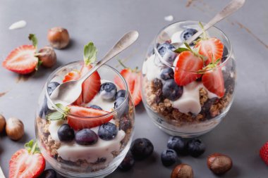 Granola kahvaltı meyve ve yoğurt ile