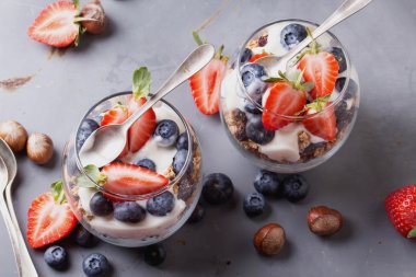 Granola kahvaltı meyve ve yoğurt ile