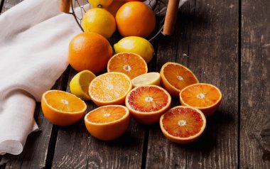 Rustik arka plan üzerinde kanlı portakal