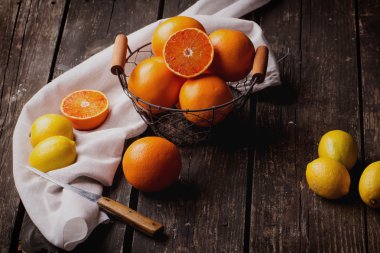 Rustik arka plan üzerinde kanlı portakal