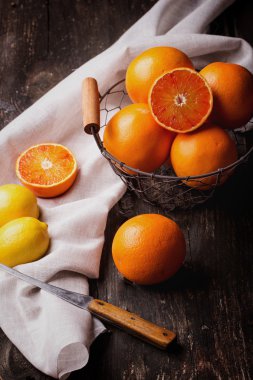 Rustik arka plan üzerinde kanlı portakal