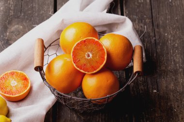 Rustik arka plan üzerinde kanlı portakal