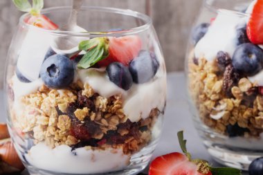 Granola kahvaltı meyve ve yoğurt ile