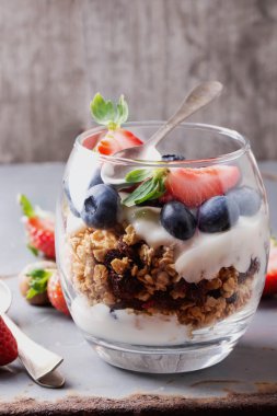 Granola kahvaltı meyve ve yoğurt ile