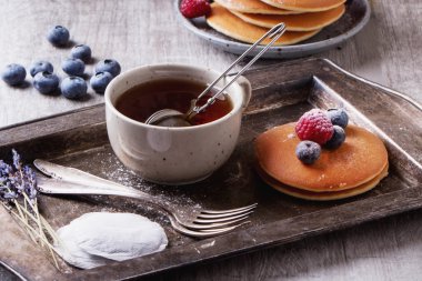 çilek ve çay ile Pancakes