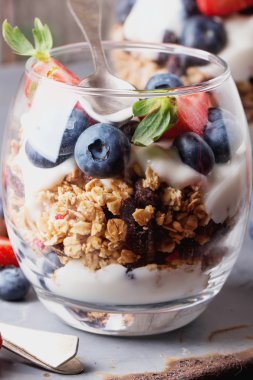 Granola kahvaltı meyve ve yoğurt ile