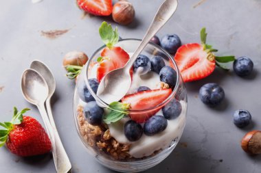 Granola kahvaltı meyve ve yoğurt ile