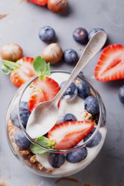 Granola kahvaltı meyve ve yoğurt ile