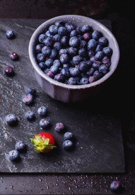 Yaban mersini, karanlık rustik tarzı