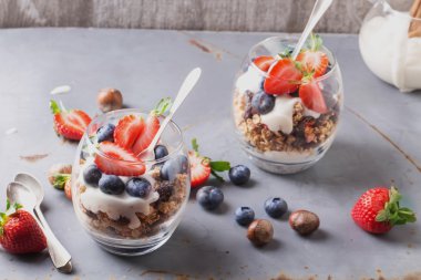 Granola kahvaltı meyve ve yoğurt ile
