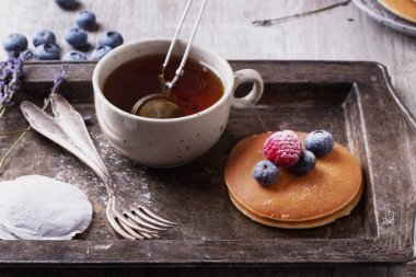 çilek ve çay ile Pancakes