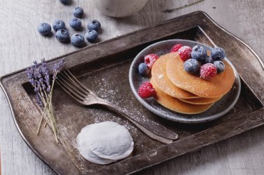 çilek ve çay ile Pancakes