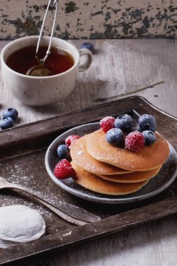 çilek ve çay ile Pancakes