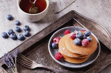 çilek ve çay ile Pancakes