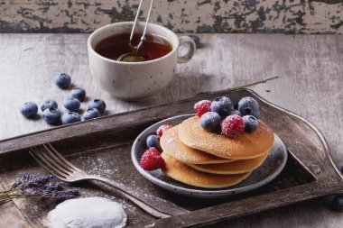 çilek ve çay ile Pancakes