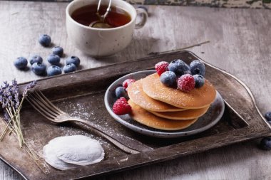 çilek ve çay ile Pancakes