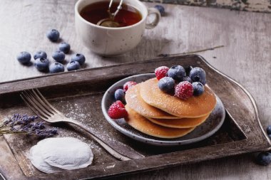 çilek ve çay ile Pancakes