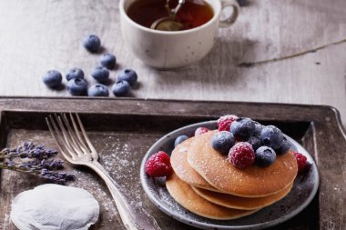 çilek ve çay ile Pancakes