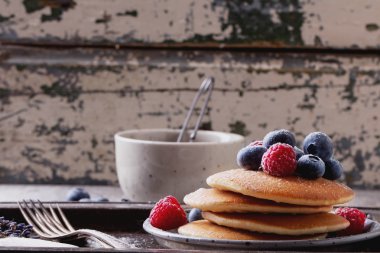 çilek ve çay ile Pancakes