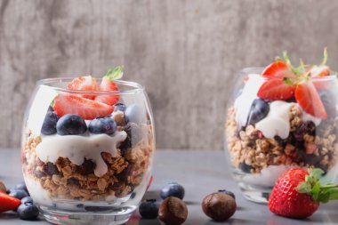 Granola kahvaltı meyve ve yoğurt ile