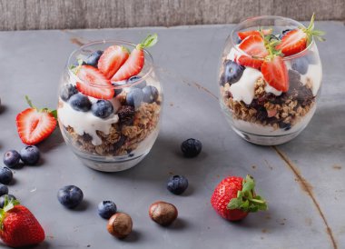 Granola kahvaltı meyve ve yoğurt ile